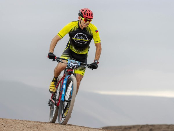 Welche Sicherheitsvorkehrungen sind beim Fahren eines Sportfahrrads zu beachten?